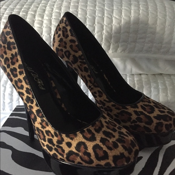 Wild Diva satin leopard shoes 👠🐾 - Picture 1 of 6